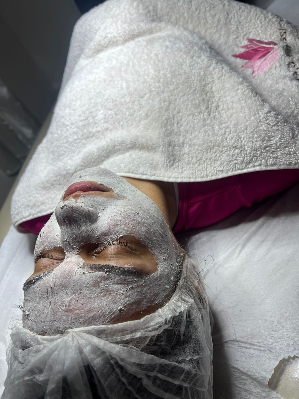 Aplicação de máscara facial no Espaço Feminíssima